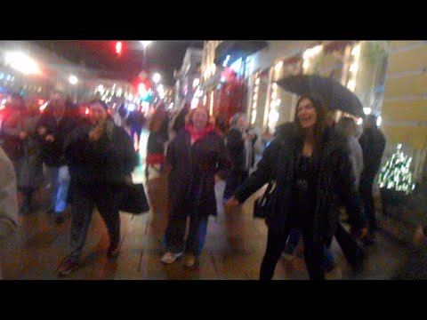 Видео: Уличные музыканты Питер парень поет на Невском у ресторана 31 октября - Владимирский Централ