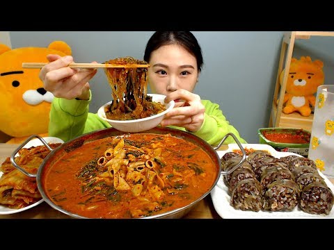 Видео: Gopchang-jeongol (тушеное мясо) со стеклянной лапшой и Soondae (кровяная колбаса) Mukbang