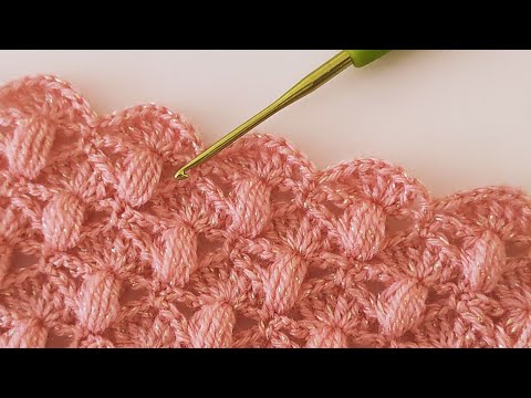 Видео: Простая схема вязания шали крючком для начинающих - Вязаная шаль крючком