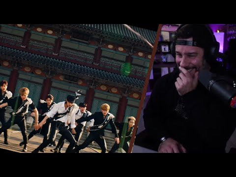 Видео: Director Reacts — Stray Kids — клип «소리꾼(Thunderous)»