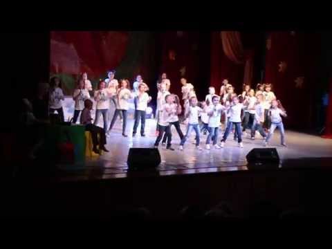 Видео: Попурри на тему школьных песен   Дивертисмент   г  Курчатов   День учителя 1 10 2015