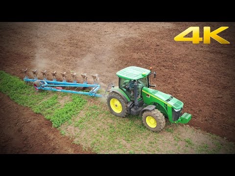 Видео: Трактор John Deere 8310R с оборотным плугом Lemken Diamant 10 вспашка поля