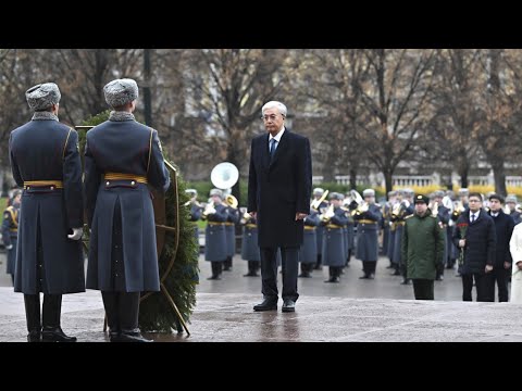 Видео: Касым-Жомарт Токаев возложил цветы к памятнику-мемориалу «Могила неизвестного солдата»