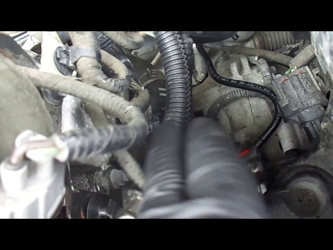 Видео: Снятие шланга и хомута (зажима) радиатора отопителя Ford Focus S.E. 2012 года.