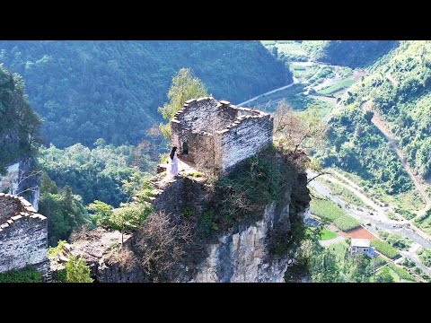 Видео: Два загадочных дома обнаружены на скалах в глубоких горах Гуйчжоу