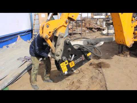 Видео: Миша- JCB- снимает ковш
