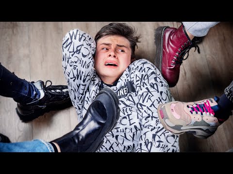Видео: ВСЯ ШКОЛА ПРОТИВ СТАРШЕКЛАССНИКА!!!