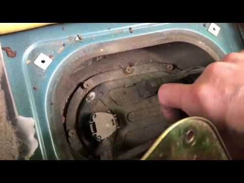 Видео: Расположение топливного насоса Hyundai Santa Fe 2002 года