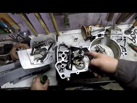 Видео: Двигатель ЯВА 634 сборка коробки и установка коленвала.