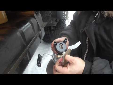 Видео: Замена сеточки бензонасоса