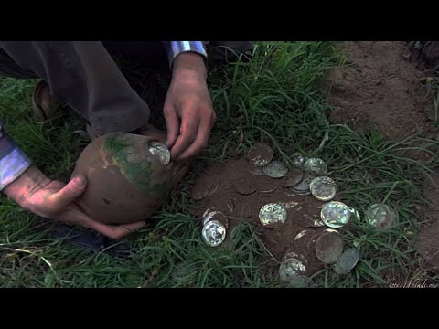 Видео: ОБНАРУЖИЛ В ЗЕМЛЕ ВСЮ ДЕРЕВЕНСКУЮ КАЗНУ!