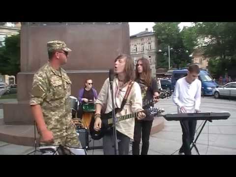 Видео: ПашКо BAND та невідомий вояка - "В саду гуляла" (cover "Los Colorados")