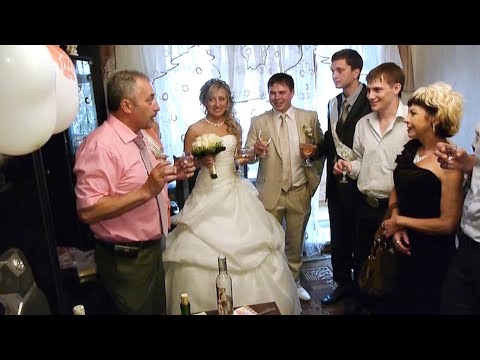 Видео: Жених приехал к невесте, а его не пускают