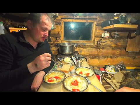 Видео: Сплав по малой реке до соседней избы. Эту избу будем ломать! Рыбалка по хариусу. Готовим уху на ужин