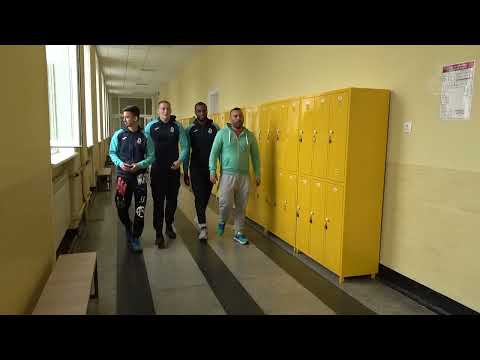 Видео: Футболисти от Дунав зарадваха с посещение учениците от 9В клас в МГ Баба Тонка