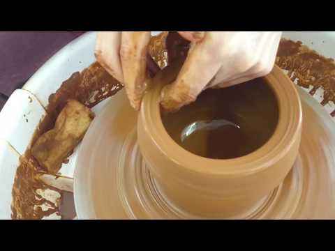 Видео: Мастер-класс: Изготовление горшка на гончарном круге. Старый Оскол. СЦДПТ.
