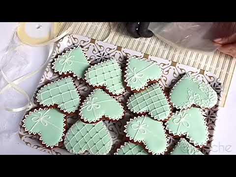 Видео: Gingerbread hearts in blue tiffany color / Пряники сердечки в блакитному кольорі тіффані.