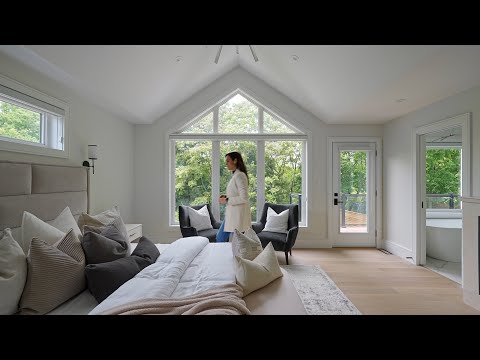 Видео: Внутри дома, построенного по индивидуальному проекту дизайнера, с оврагом на заднем дворе | Экску...