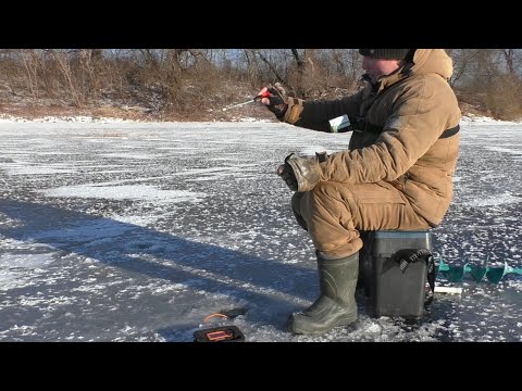 Видео: Ловля ПЛОТВЫ зимой на ЧЁРТИКА ! Ловля плотвы с ЭХОЛОТОМ ПРАКТИК!