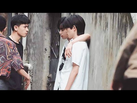 Видео: Одноклассники изолировали его, и только мальчик решил поддержать его.