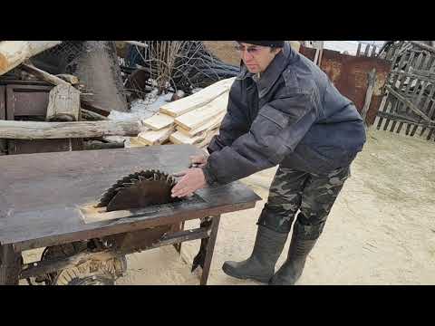 Видео: Пилю бревна на доски циркуляркой