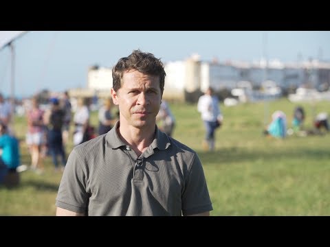 Видео: Актер Павел Деревянко: самоирония может нас спасти