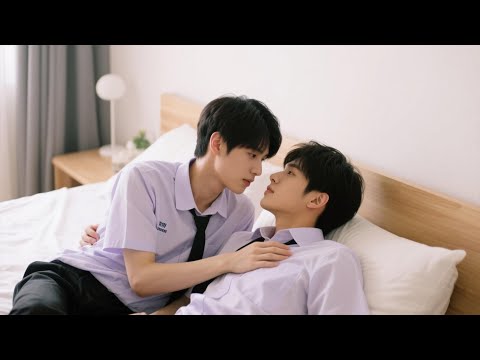 Видео: [BL] Мой пьяный старший товарищ повалил меня на кровать и поцеловал!