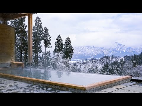Видео: Пребывание в Hidden Onsen Ryokan в снежной деревне Японии | Сатояма-дзюдзё Ниигата