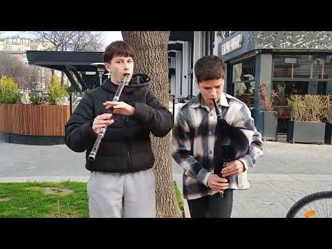 Видео: Млади улични музиканти пред х-л Черно Море - 26 март 2025