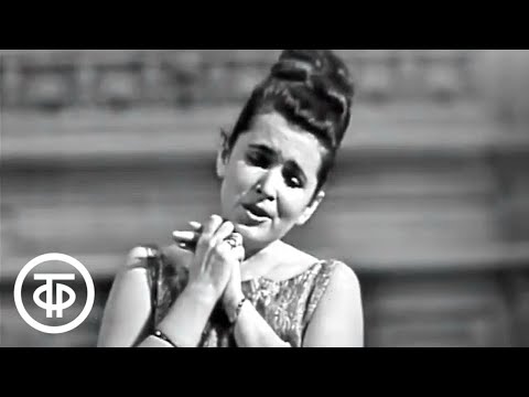 Видео: Чайковский. Романс "Средь шумного бала". Поет Галина Вишневская, фортепиано - М.Ростропович (1964)