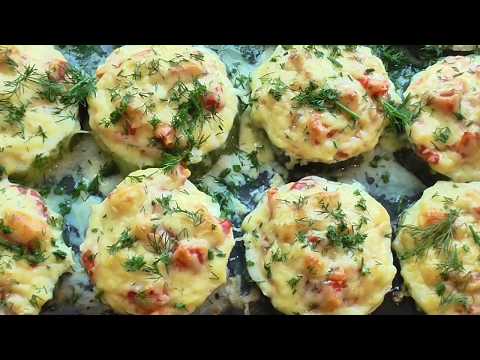 Видео: КАБАЧКИ С КУРИНЫМ ФАРШЕМ , помидором, под СЫРОМ!!!Ооочень ВКУСНО!!!Фаршированные кабачки!!!