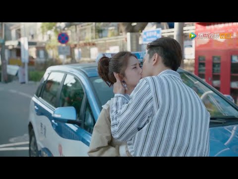 Видео: инопланетная девушка покидает Землю, генеральный директор насильно целует ее, чтобы удержать