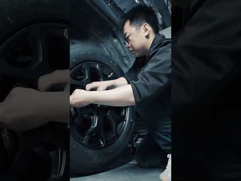 Видео: Как поставить запаску на Леопард 5 | How to change tire on Leopard 5