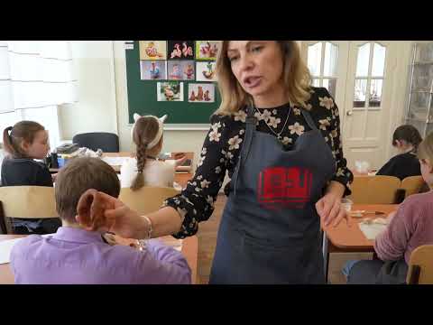 Видео: Открытый урок по Скульптуре во 2 классе "Народные традиционные ремёсла".
