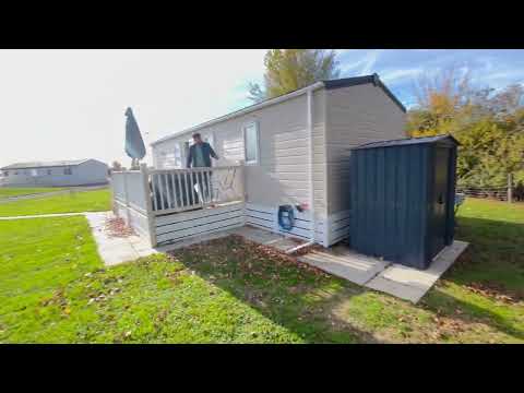 Видео: Потрясающий двухкомнатный караван размером 35x12 футов с возможностью 12-месячной стоянки. В стои...