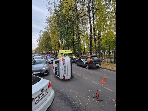Видео: Москвич 3 сломался на обзоре, спровоцировав жёсткое ДТП.