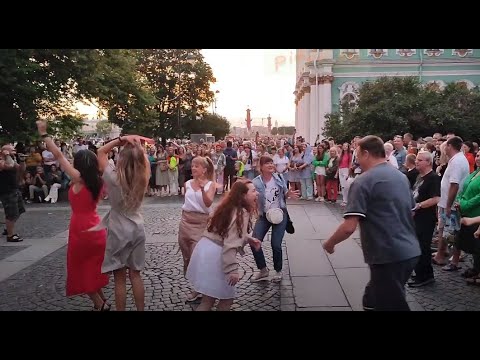Видео: мужчина зажигает на Дворцовой площади СПб, группа Медведь piter.su street musician @piter-su