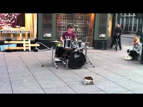 Видео: Виртуозный уличный барабанщик / Virtuoso street drummer