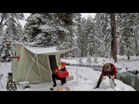 Видео: ГОРЯЧИЙ ПАЛАТОЧНЫЙ КЕМПИНГ В СИЛЬНОМ СНЕГУ