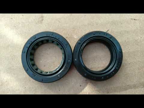 Видео: Honda Lead 110 - меняем правый сальник коленвала