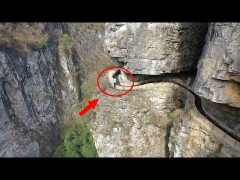 Видео: Подвесной канал на скале в Чунцине слишком страшен