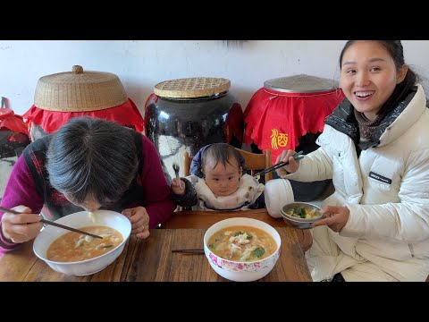 Видео: Мама делает лапшу самым простым способом, Йике может есть такую же лапшу, так что счастлива