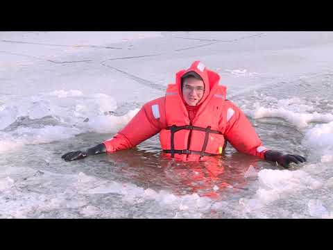 Видео: Как выбраться из воды, если провалился под лёд? Инструкция по выживанию