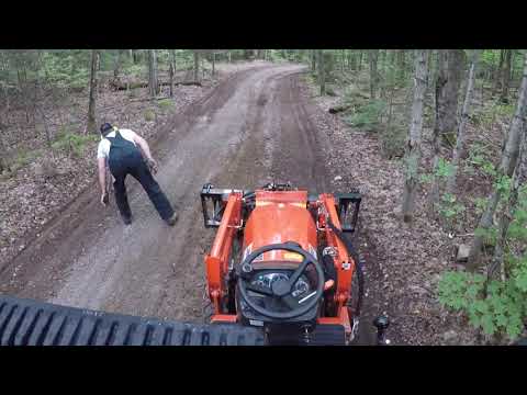 Видео: Компактный трактор Kubota B2601 №196. Самоходная косилка или коробчатый отвал. Решать вам. Часть ...