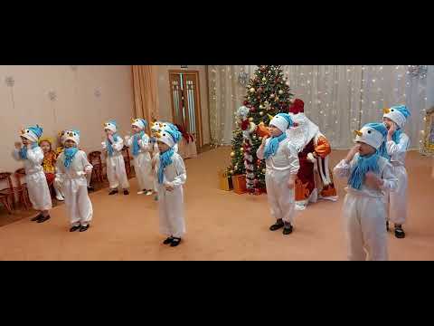Видео: Классный танец снеговичков!!! С ним и на морозе не холодно! (Федя - снеговик в синих тапках)