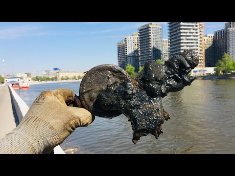 Видео: Поймал Два Пистолета в Москве реке на Поисковый Магнит