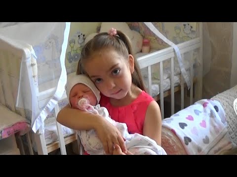 Видео: Влог Алиса укладывает Настеньку спать