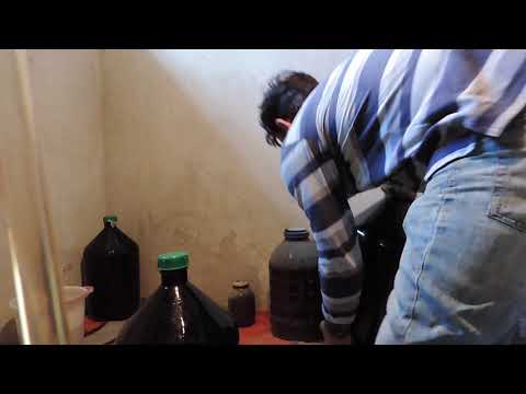 Видео: Как хранить вино в стекле и в пластике так чтобы кислород туда не попал. Винохак по Грузински.