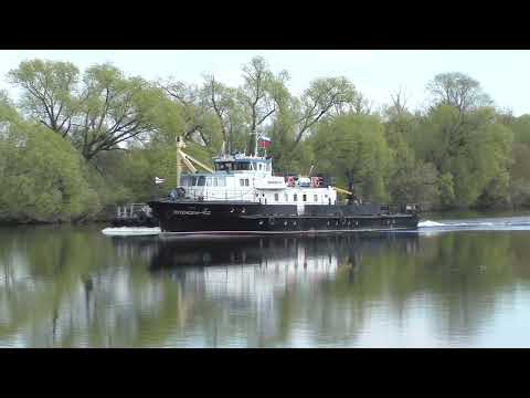 Видео: Обстановочный теплоход Путейский-402 и дноочистительный кран ДТС-1 идут вверх по Москва-реке