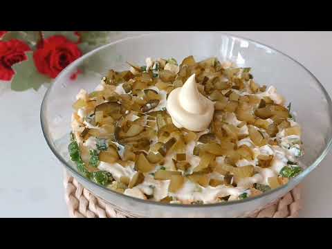 Видео: Слоеный салат из курицы и грибов с зелёным луком
